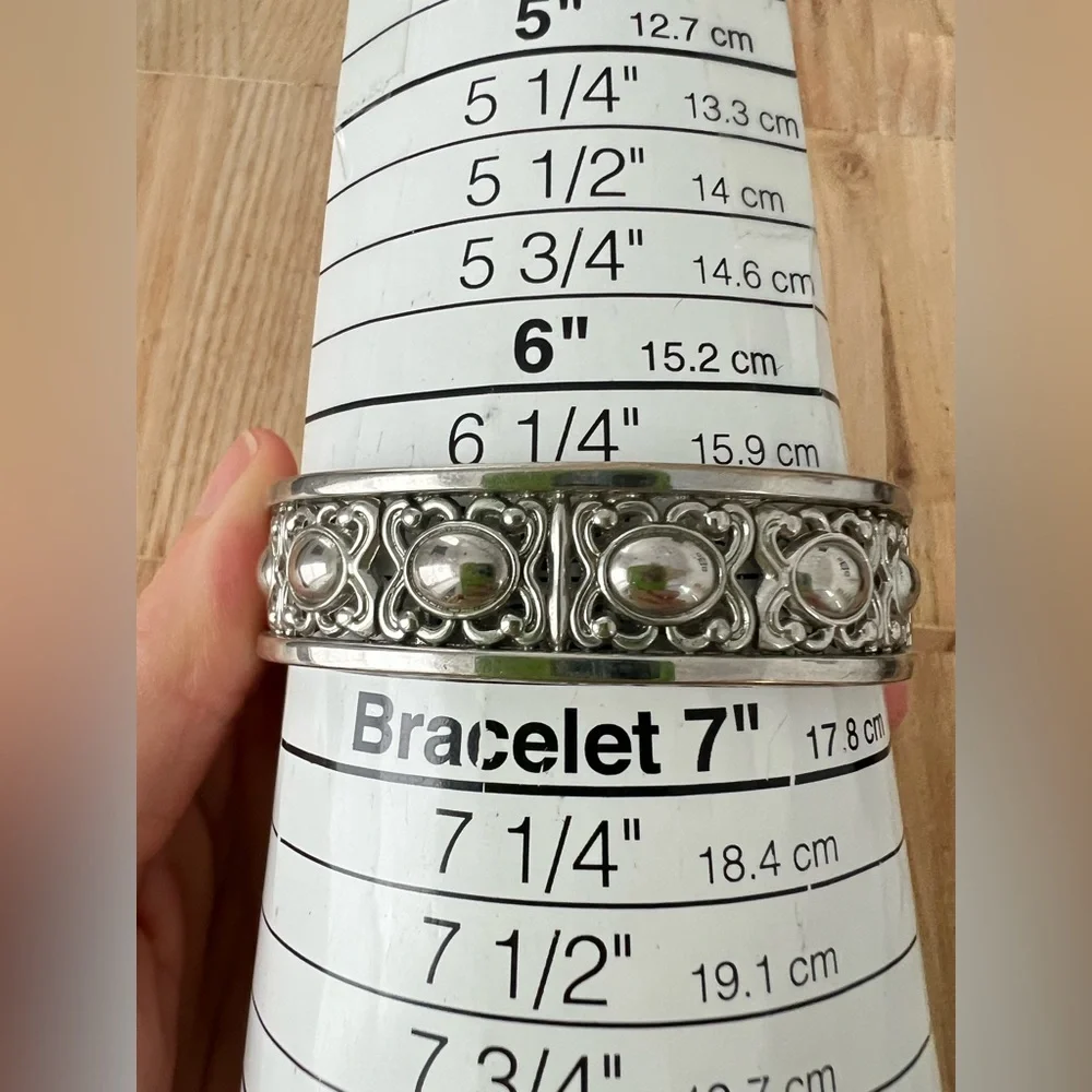 Unbranded ladies silver tone bangle bracelet watch NEW BATTERY